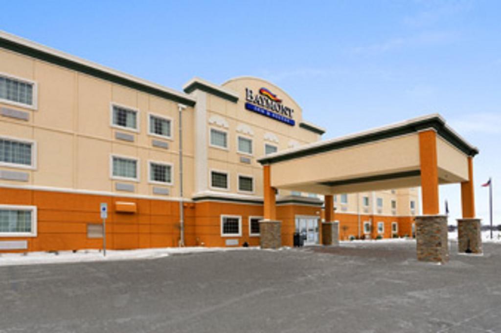 Baymont By Wyndham Minot Hotel Exterior photo