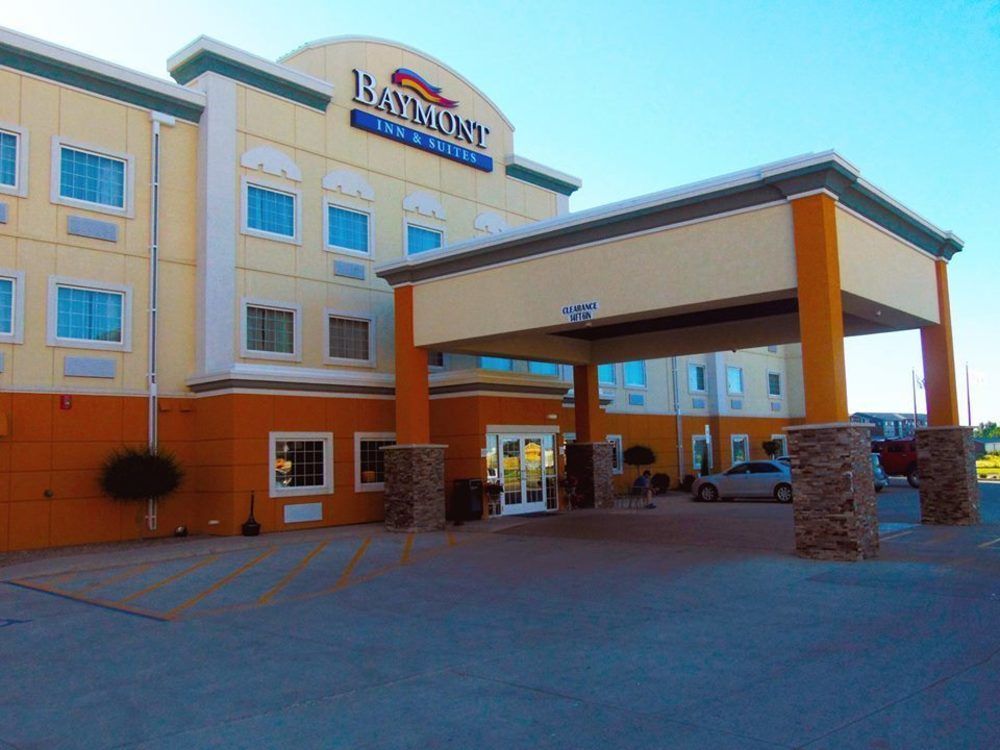 Baymont By Wyndham Minot Hotel Exterior photo