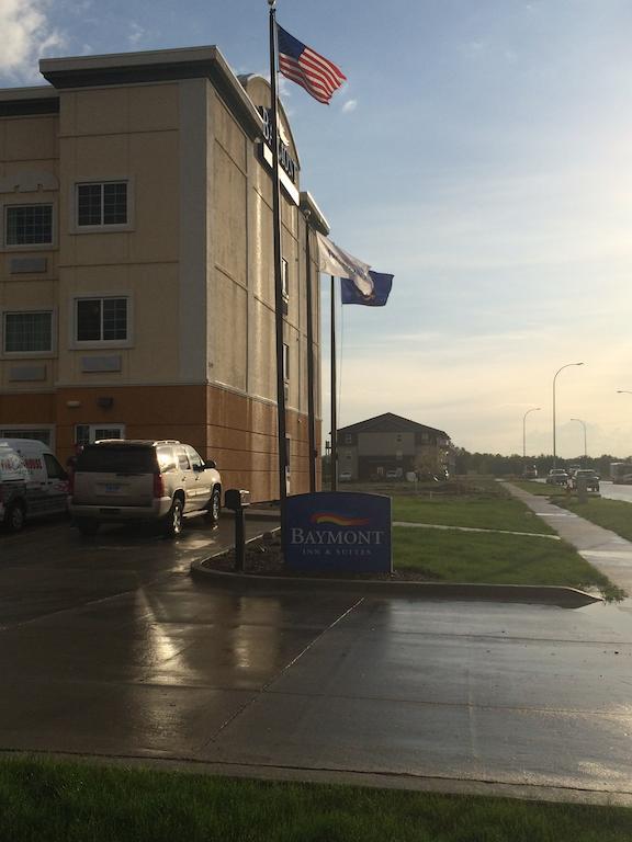 Baymont By Wyndham Minot Hotel Exterior photo